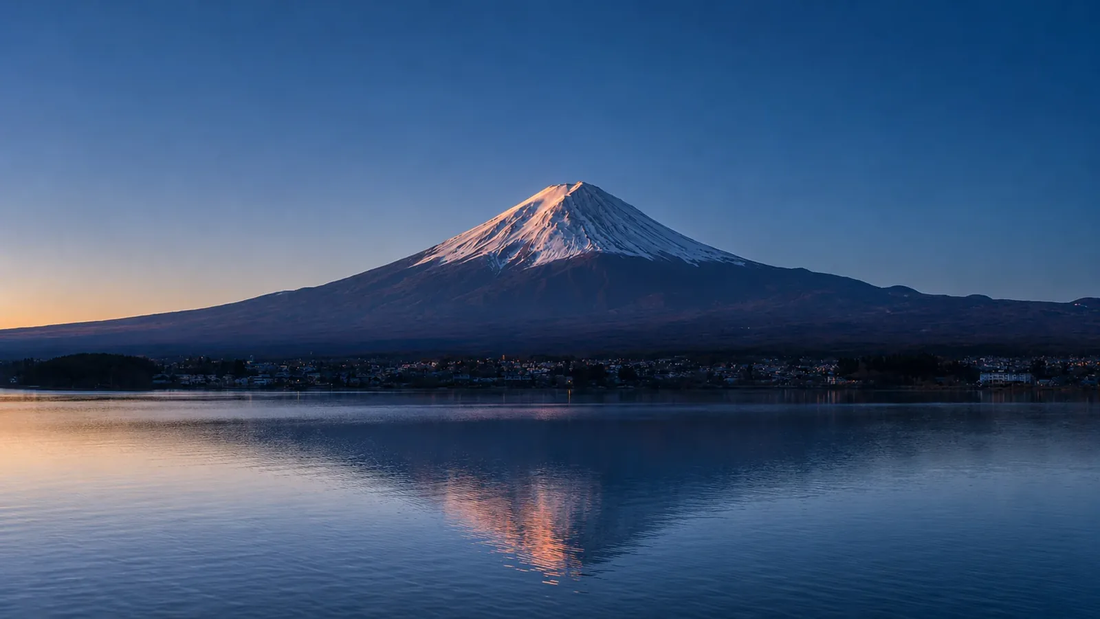 夜明けの富士山と湖