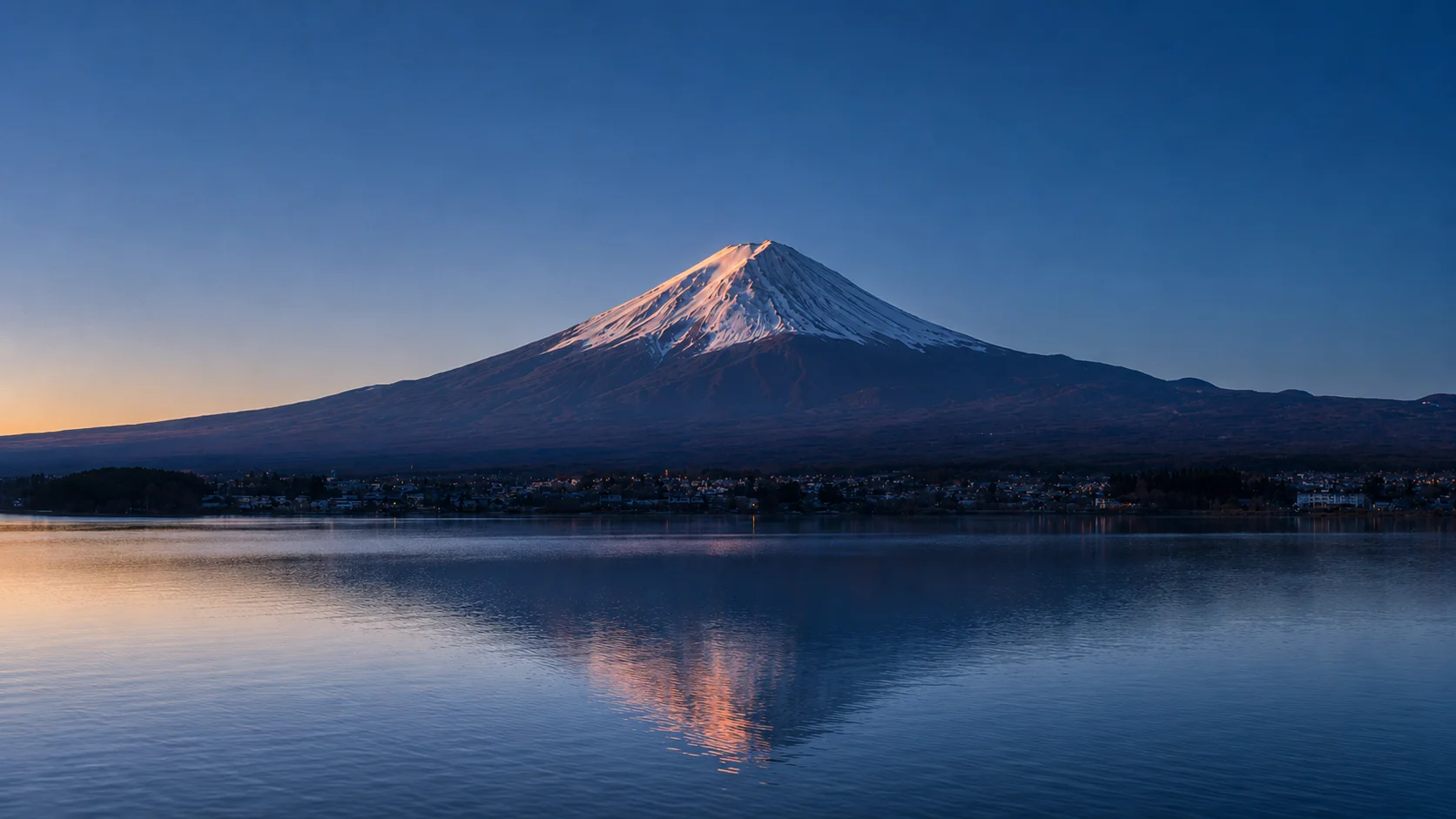 夜明けの富士山と湖